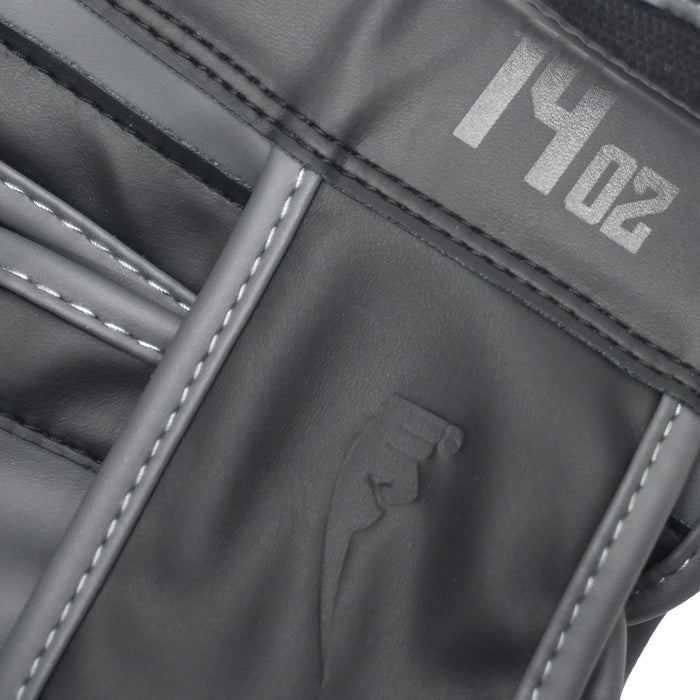 Boxeador usando los guantes de boxeo 14oz BX008 en entrenamiento