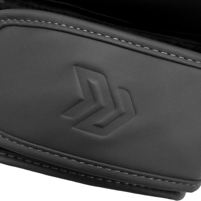 Detalle del cierre y acolchado de los guantes de boxeo 14oz