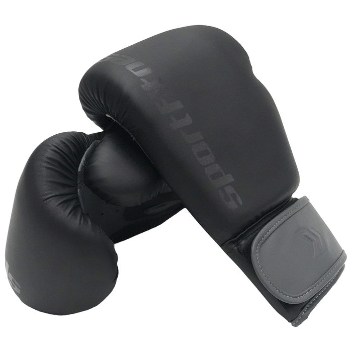 Hombre entrenando boxeo en el gimnasio con guantes de 14oz