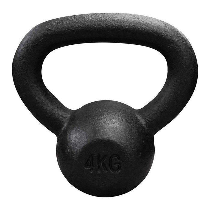 Persona entrenando fuerza funcional con una pesa rusa kettlebell